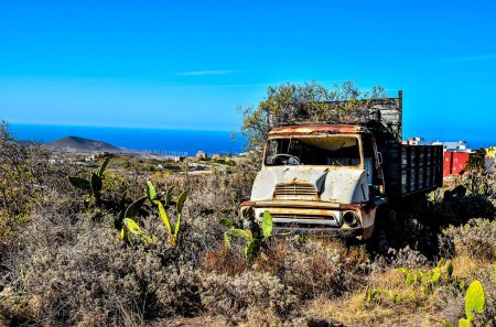 Camión oxidado abandonado en el desierto, en las Islas Canarias, España

