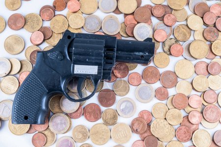 Imagen de un concepto de dinero de negocios Idea Monedas y pistola