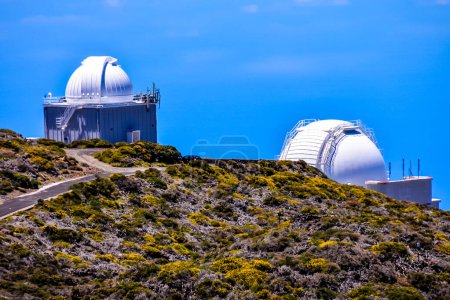 Foto eines modernen wissenschaftlichen astronomischen Observatoriums