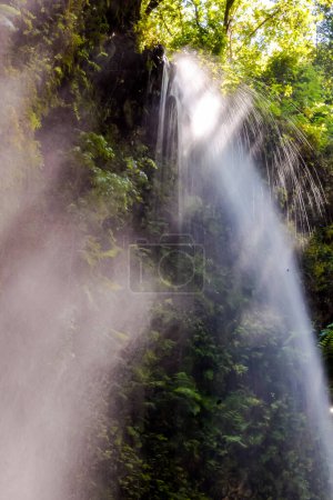 Foto-Bild von einem schönen Wasserfall
