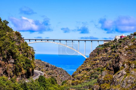 Photo d'un pont et d'une vallée aux îles Canaries