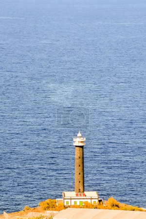 Foto eines alten Leuchtturms in der Nähe des Meeres
