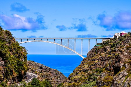 Photo d'un pont et d'une vallée aux îles Canaries