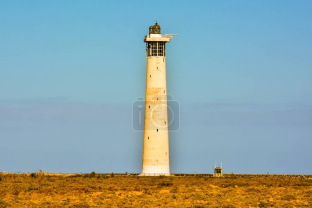 Foto eines alten Leuchtturms in der Nähe des Meeres