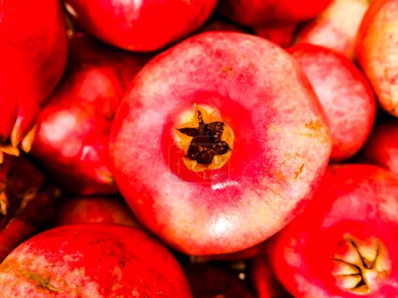 Foto Bild einer exotischen Frucht, roter Granatapfel