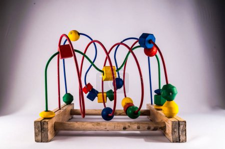 Ein Holzspielzeug mit rotem, gelbem und grünem Design