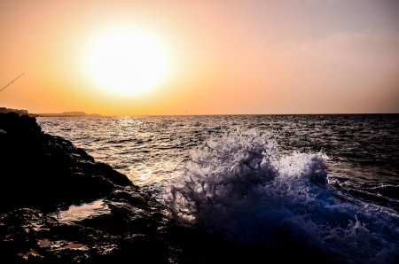 Fuertes olas se estrellan en la costa volcánica de Tenerife Islas Canarias