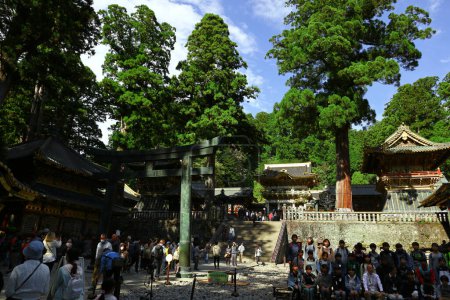 Téléchargez les photos : 21 octobre 2022 Préfecture Tochigi, JaponNikko Le sanctuaire Toshogu fait partie du patrimoine mondial "Sanctuaires et temples de Nikko". Paysage où les environs du sanctuaire sont bondés de nombreux touristes. - en image libre de droit