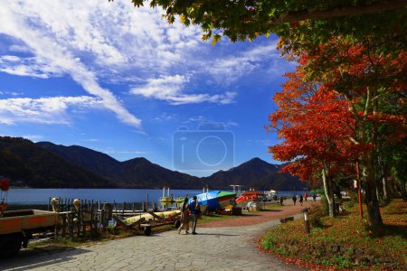 Téléchargez les photos : 21 octobre 2022 Nikko City, Préfecture Tochigi, JaponPaysage au bord du lac Chuzenji à Oku-Nikko, un lieu touristique célèbre pour les stations estivales et le feuillage d'automne - en image libre de droit