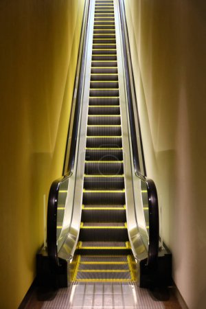 Téléchargez les photos : Un seul escalator rempli de lumière - en image libre de droit