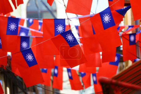Viele lebendige taiwanesische Flaggen in der Seitengasse