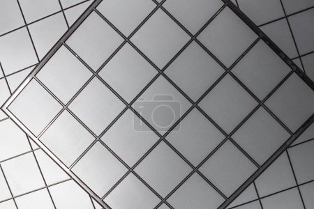 Foto de Diseño de techo formado por patrones geométricos distorsionados - Imagen libre de derechos