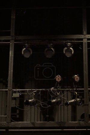 Foto de Luces de escenario en un club de música en vivo con luces apagadas - Imagen libre de derechos