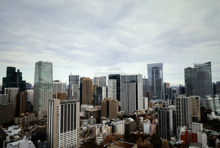 Téléchargez les photos : Tokyo paysage Un paysage de 2024 où de nouveaux immeubles de grande hauteur sont dispersés dans une ville réaménagée - en image libre de droit