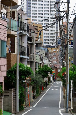 Téléchargez les photos : Vie quotidienne au Japon Paysage d'un quartier résidentiel à Kawasaki où l'on peut voir des appartements à tour - en image libre de droit