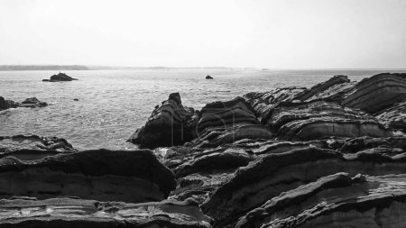 Foto de Hermoso paisaje en JapónUna plataforma cortada por las olas en la costa de Arasaki en la ciudad de Yokosuka, Prefectura de Kanagawa con hermosas formaciones rocosas ásperas - Imagen libre de derechos