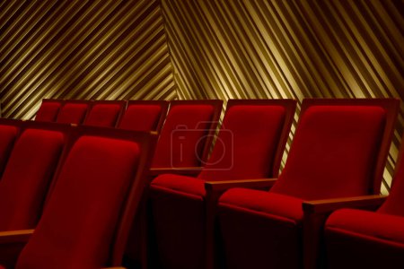 Asientos rojos alineados en el teatro