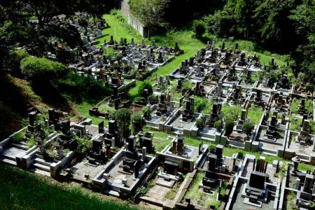 Foto de 27 de agosto de 2023 Kawasaki City, Prefectura de Kanagawa, JapónUna vista del cementerio municipal de Midoriyama de Kawasaki vacío después de que la temporada de visitas graves de verano haya terminado - Imagen libre de derechos