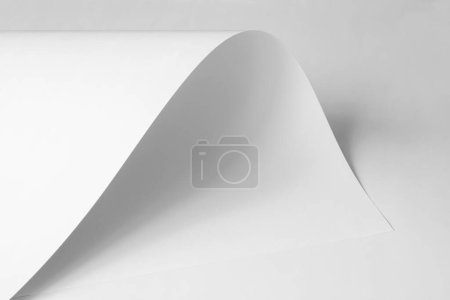 Foto de Gran hoja de papel blanco.Imagen en blanco y negro. - Imagen libre de derechos