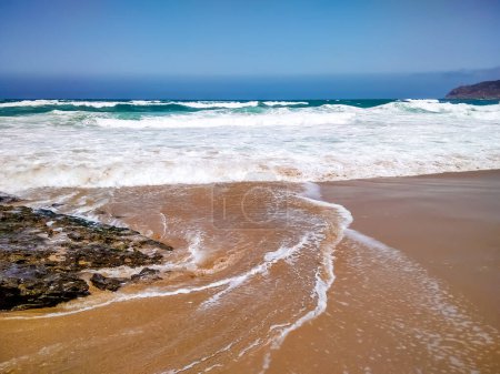 Téléchargez les photos : Côte du Portugal. Une des plages de Cascais avec des eaux cristallines. Un endroit idéal pour les sports nautiques - surf. - en image libre de droit