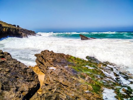 Téléchargez les photos : Côte du Portugal. Une des plages de Cascais avec des eaux cristallines. Un endroit idéal pour les sports nautiques - surf. - en image libre de droit
