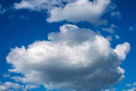 Weiße Kumuluswolken am blauen Himmel.