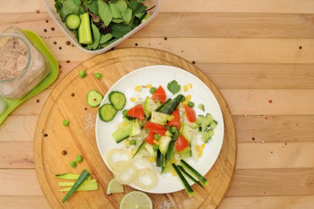 Téléchargez les photos : Salade d'été maison, cuisine à la maison, vue sur le dessus - en image libre de droit