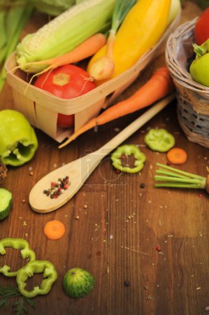 Foto de Espacio vacío fondo de madera con una variedad de verduras crudas y girasoles - Imagen libre de derechos