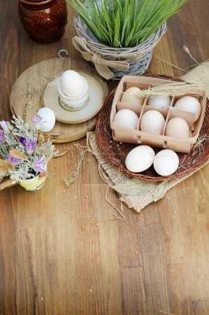 Foto de Huevos de pollo crudos orgánicos en caja de huevo natural sobre un fondo de madera de estilo antiguo - Imagen libre de derechos