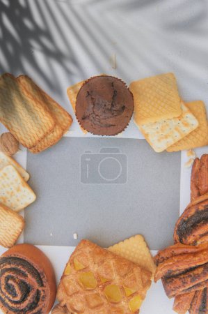 Téléchargez les photos : Pâtisseries sucrées assorties avec modèle de carte vide de couleur grise, vue de dessus plat - en image libre de droit