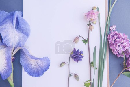 Téléchargez les photos : Papier peint vide de la liste blanche avec fleurs assorties - en image libre de droit