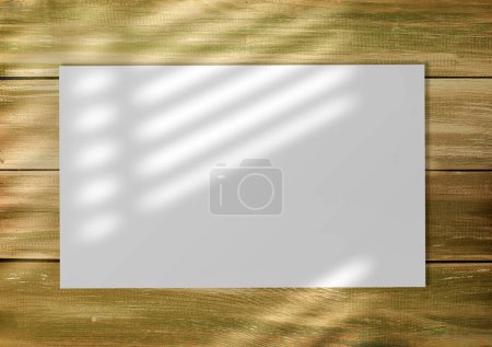 Téléchargez les photos : Liste blanche vide sur un vieux style en bois fond vide avec des fenêtres stores ombre dessus, vue du dessus - en image libre de droit