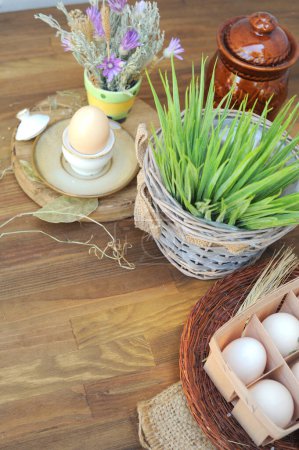 Foto de Huevos de gallina de granjero, hierba fresca y flores, concepto de comida orgánica, adecuado para Pascua - Imagen libre de derechos