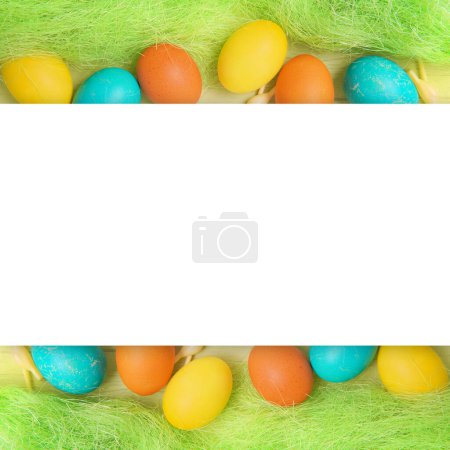 Téléchargez les photos : Espace vide fond de Pâques avec œufs colorés et liste blanche vide, modèle de bannière - en image libre de droit