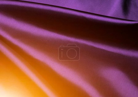 Foto de Fondo textil ondulado de seda violeta oscuro de lujo con rayo de luz - Imagen libre de derechos