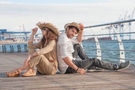 Foto de Feliz pareja turística posando al aire libre cerca de la costa - Imagen libre de derechos