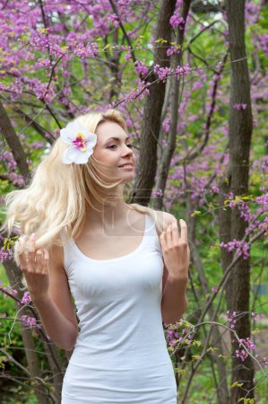 Téléchargez les photos : Jeune belle femme printemps portrait extérieur habillé en robe blanche décontractée - en image libre de droit