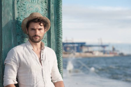 Téléchargez les photos : Jeune homme portrait extérieur près du port de la mer dans la grande ville - en image libre de droit