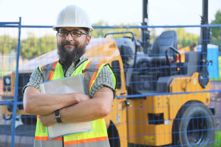 Téléchargez les photos : Portrait de constructeur extérieur, ouvrier de la construction, souriant et regardant la caméra - en image libre de droit