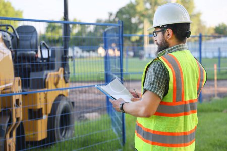 Foto de Retrato de constructor al aire libre, trabajador de construcción de pie cerca del lugar de trabajo - Imagen libre de derechos