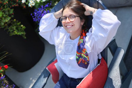 Foto de Bonita mujer joven descansar en la cafetería al aire libre - Imagen libre de derechos