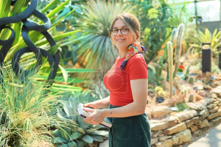 Téléchargez les photos : Jeune femme botaniste étudiante dans un jardin botanique - en image libre de droit