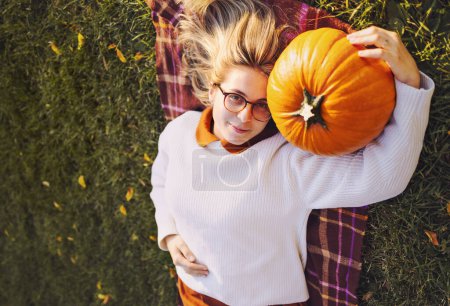 Téléchargez les photos : Belle jeune femme ont un loisir posant dans le parc d'automne vêtu d'une longue jupe marron et pull blanc - en image libre de droit