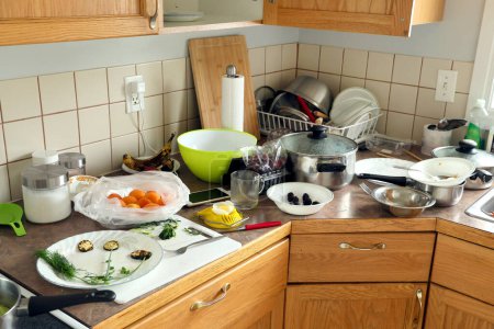 Téléchargez les photos : Mess de cuisine avec des ustensiles sales et des ingrédients alimentaires - en image libre de droit