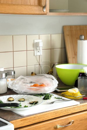 Téléchargez les photos : Mess de cuisine avec des ustensiles sales et des ingrédients alimentaires - en image libre de droit