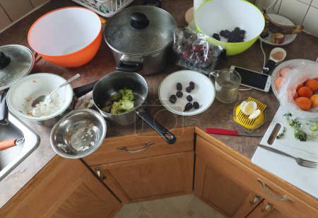 Foto de Cocina desordenada con utensilios sucios e ingredientes alimentarios - Imagen libre de derechos