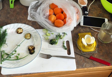 Foto de Cocina desordenada con utensilios sucios e ingredientes alimentarios, vista superior - Imagen libre de derechos