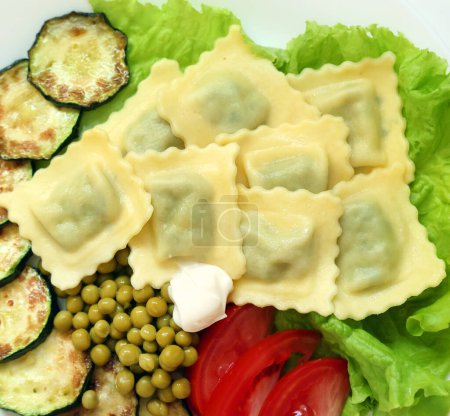 Téléchargez les photos : Assiette végétalienne close up avec de délicieux raviolis et légumes - en image libre de droit