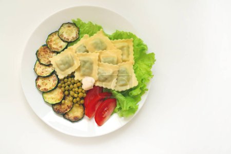 Téléchargez les photos : Assiette végétalienne avec de délicieux raviolis et légumes - en image libre de droit