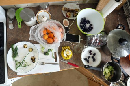 Téléchargez les photos : Mess de cuisine avec ustensiles sales et ingrédients alimentaires, vue de dessus - en image libre de droit